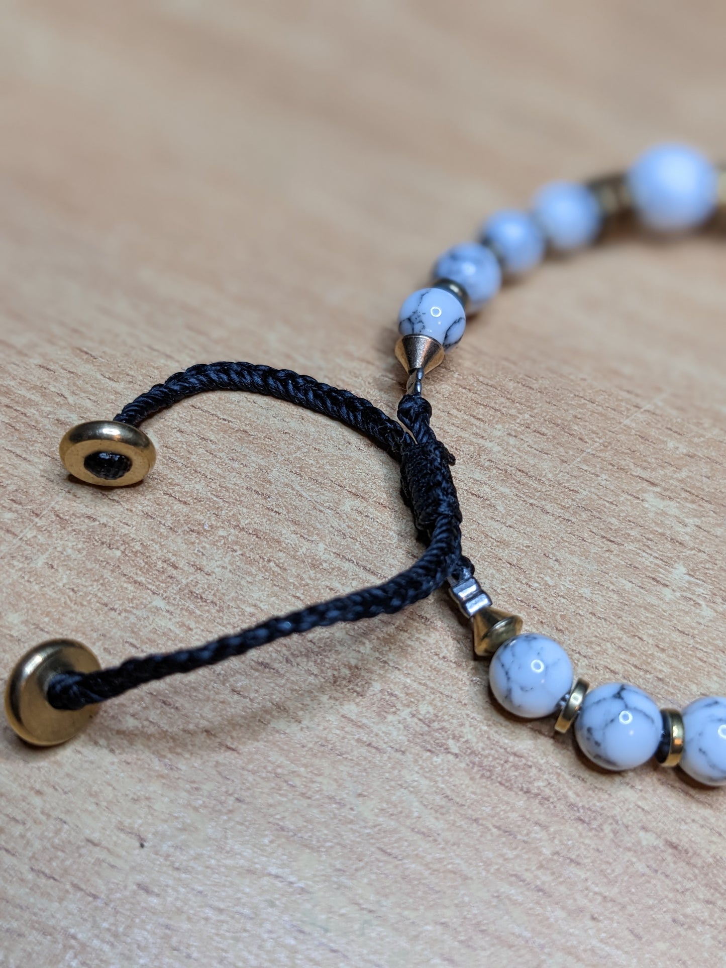 BRACELET EN PIERRE NATURELLE RÉGLABLE