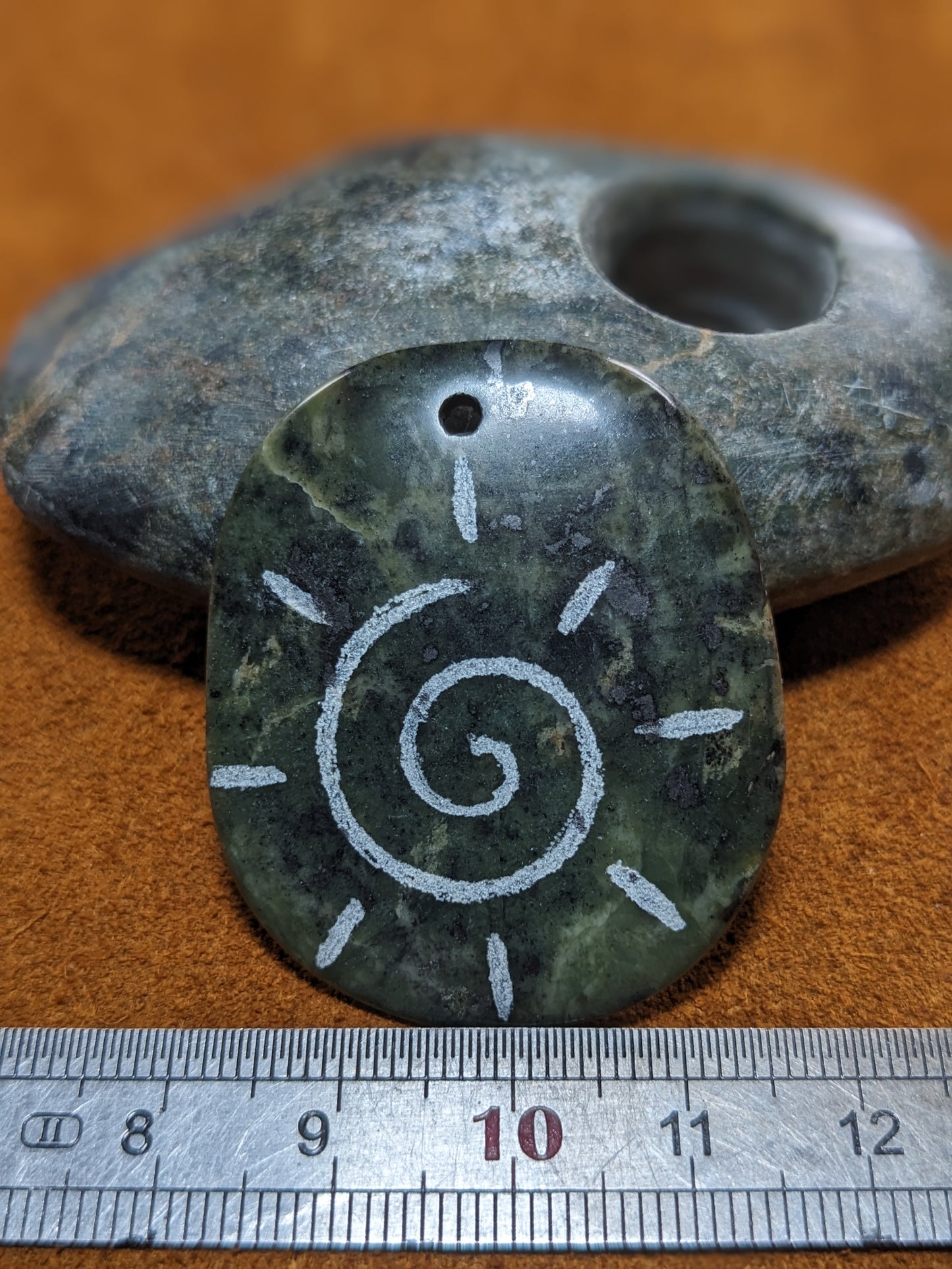 Pendentif Gravé en Jade Néphrite de L'Équateur