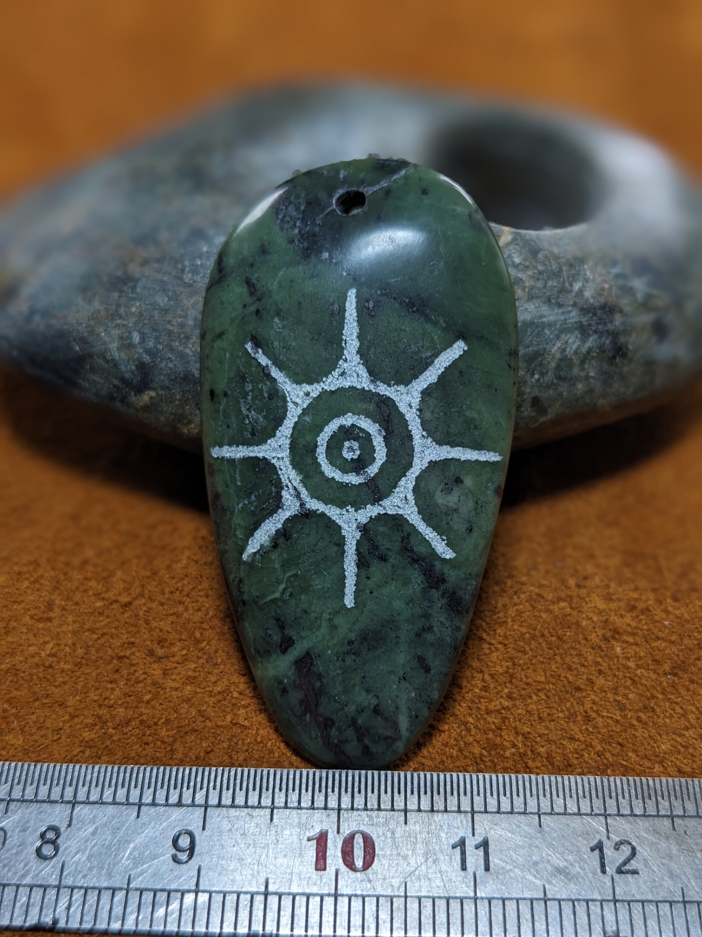 Pendentif Gravé en Jade Néphrite de L'Équateur