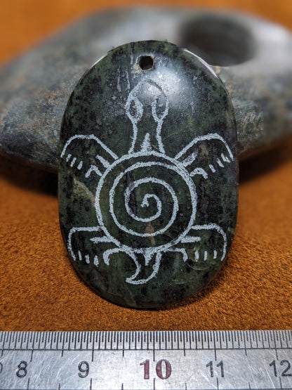 Pendentif Gravé en Jade Néphrite de L'Équateur