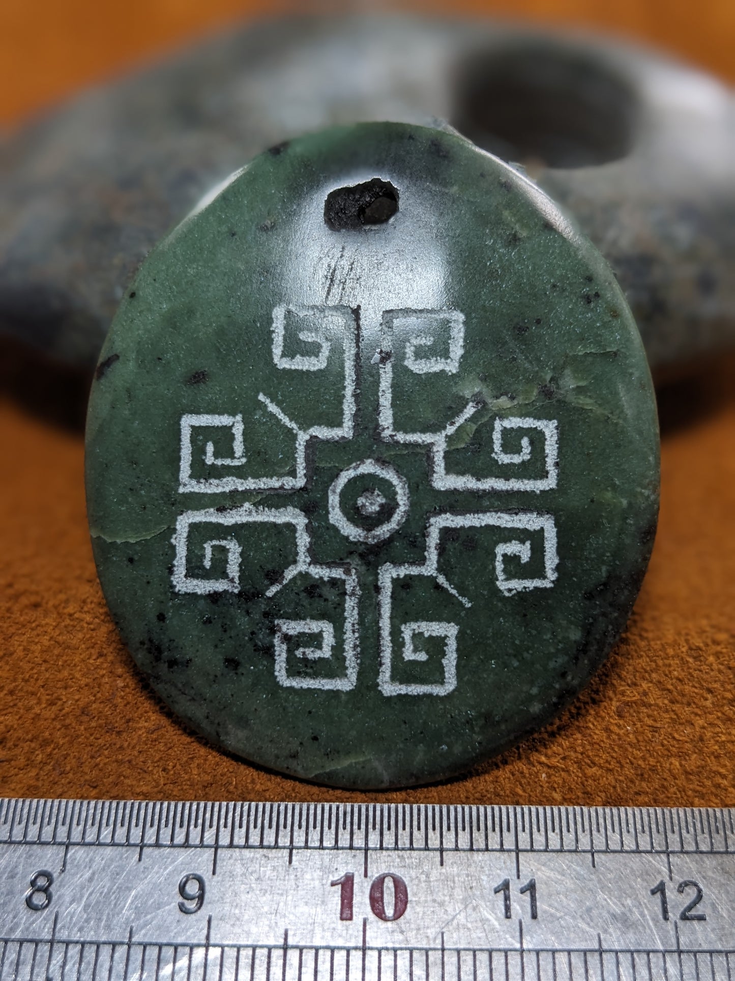 Pendentif Gravé en Jade Néphrite de L'Équateur