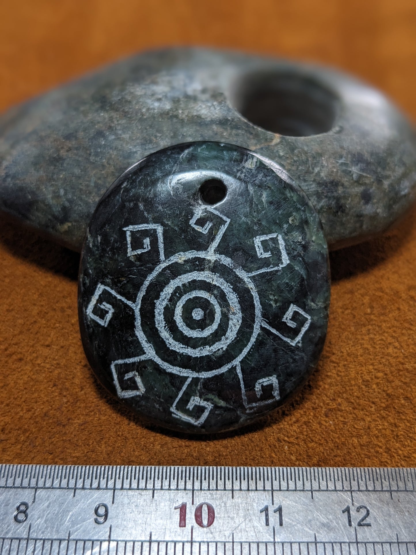 Pendentif Gravé en Jade Néphrite de L'Équateur