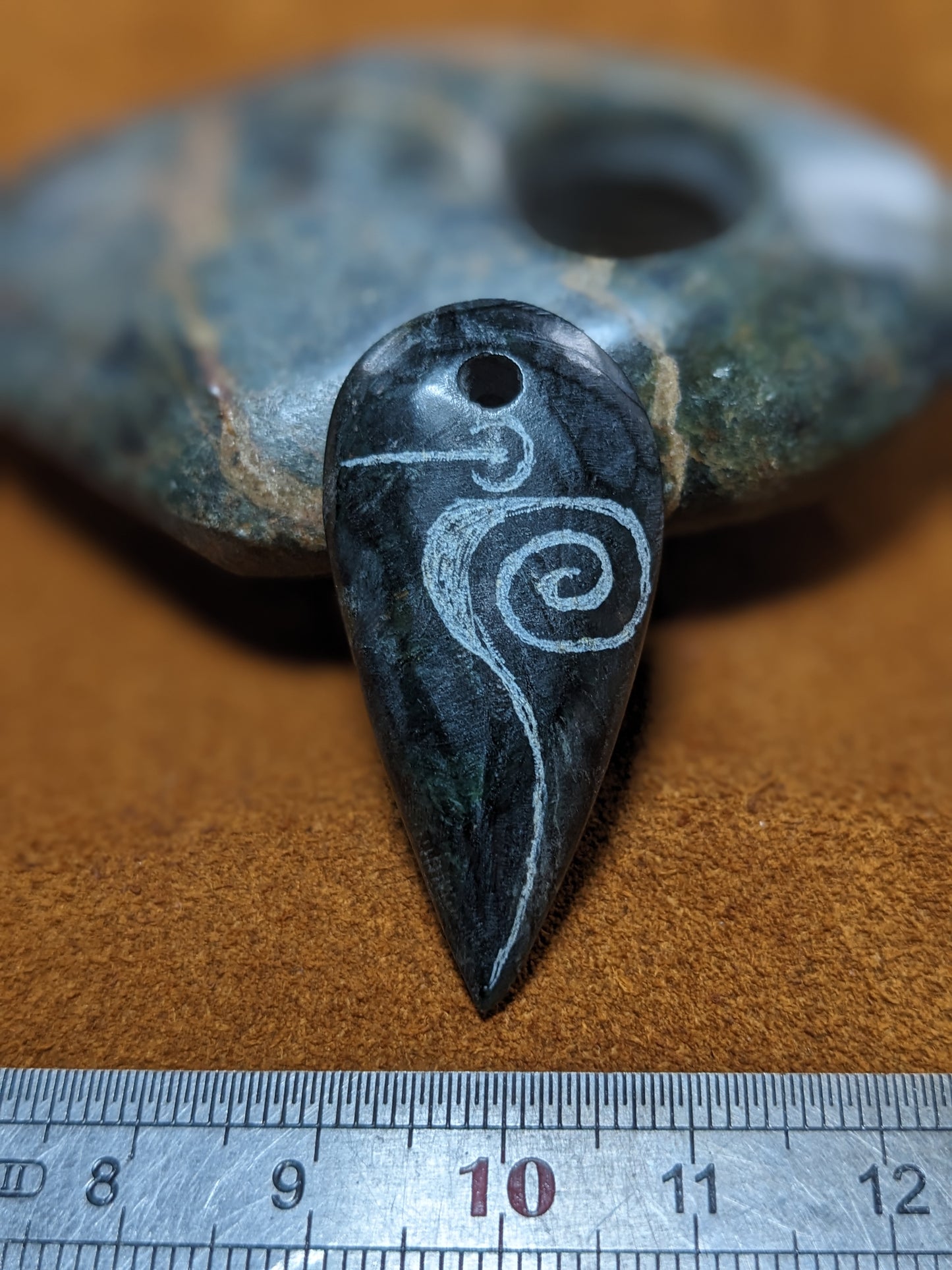 Pendentif Gravé en Jade Néphrite de L'Équateur