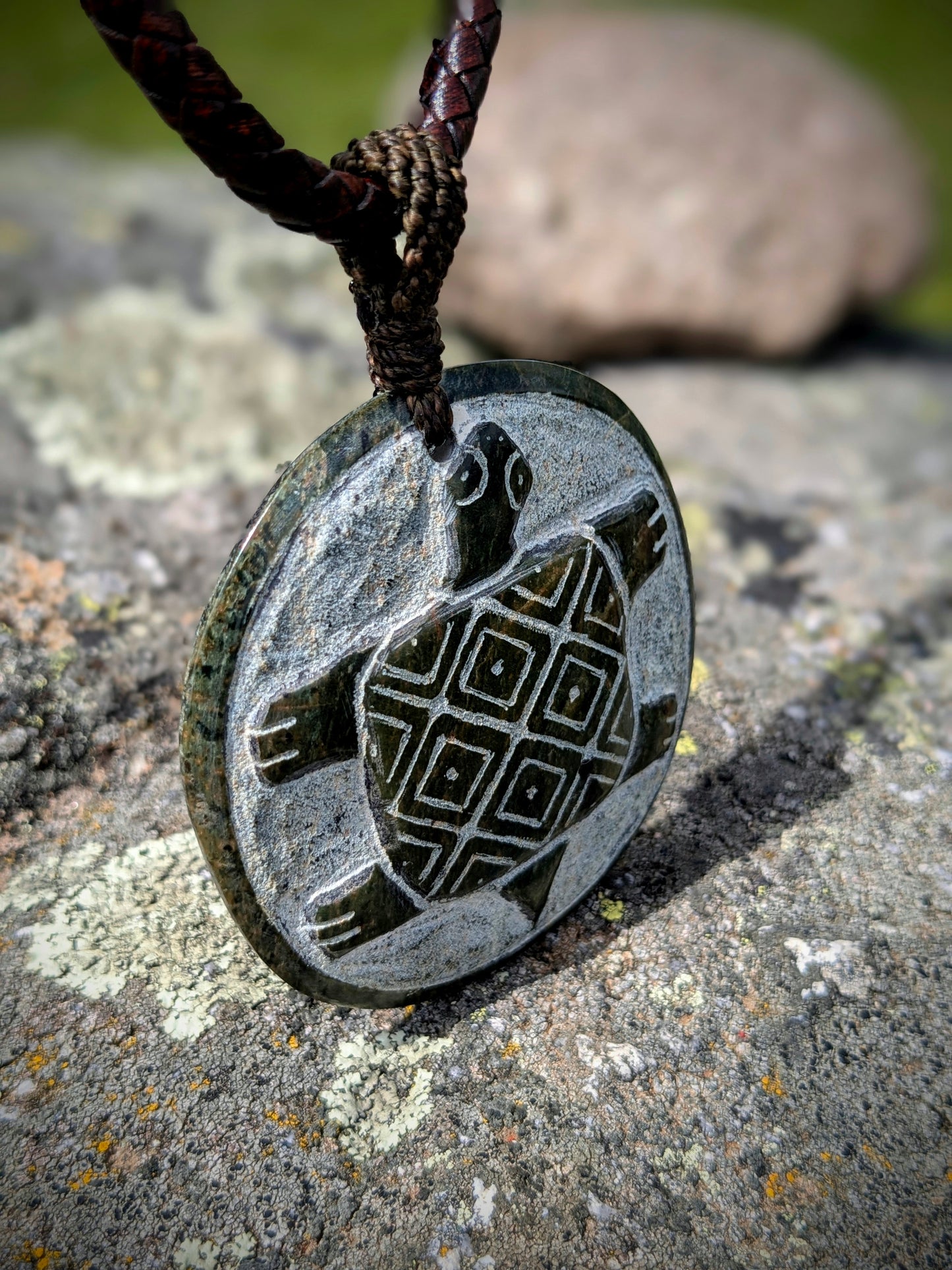 Grand Tortue Pendentif taillé en Jade Néphrite