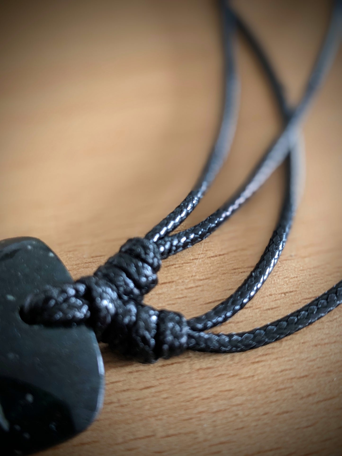 Pendentif Gravé en Jade Néphrite de L'Équateur